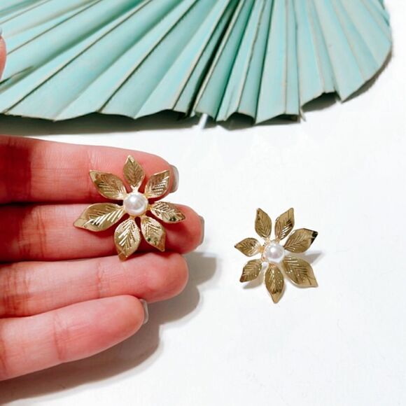 Flower pearl stud earrings #688 - Picture 3 of 3